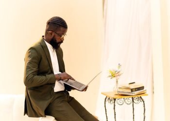 Ultimate Guide: 14 Books for Digital Nomads