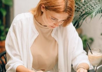 Digital Nomad Income: 56 Ways to Earn While Traveling